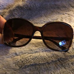 Oscar de la Renta sunglasses 🕶
